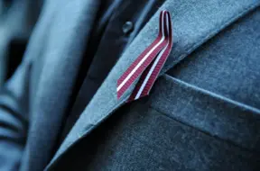 Novembra svētku patriotiskākā izvēle: piespraudes ar karoga lentīti kļūst par pirktāko preci