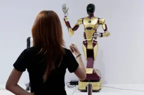 Nvidia līderis aicina Eiropu saņemties pasaules MI sacensībā un prognozē tehnoloģiju jauno fronti