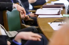 Oktobra partiju reitingi: “Latvija pirmajā vietā” spērusi solim uz priekšu, Nacionālā apvienība piedzīvo kritumu