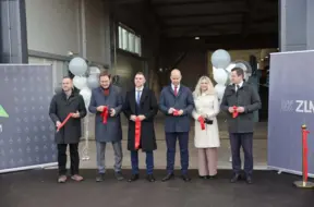 Olainē atklāta moderna finierskaidu ražotne «Zlm Birch»: investēti 3 miljoni eiro, radītas 20 darbavietas