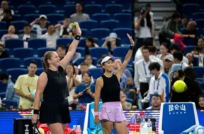 Ostapenko/Sji pārliecinoši uzvar WTA Finals grupas turnīrā un nodrošina vietu pusfinālā