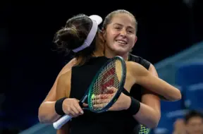 Ostapenko un Sje pārliecinoši uzvar arī otro spēli WTA sezonas noslēguma turnīrā