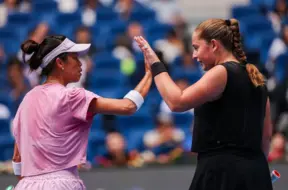 Ostapenko un Sje triumfē WTA sezonas noslēguma turnīra grupas kārtā ar trim uzvarām