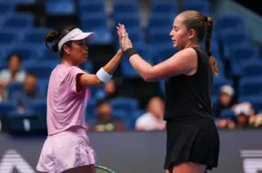 Ostapenko un Sji nodrošina vietu WTA Finals pusfinālā pēc uzvaras pār favorītēm