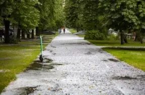 Otrdien Latvijā gaidāmi lietus un pērkona negaisi, pastiprināsies vējš