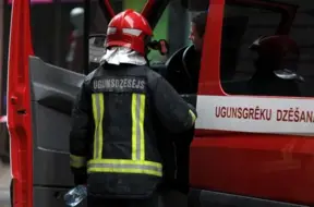 Ozolu ielā Rīgā piedūmots dzīvoklis: ugunsdzēsēji evakuē divus cilvēkus