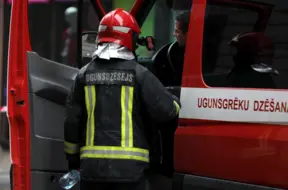 Pagājušajā diennaktī ugunsgrēkos Latvijā cieta divi cilvēki; atklāti biežākie negadījumu iemesli