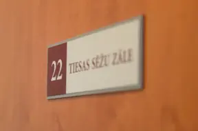 Par bērna sišanu mātei un viņas draugam piespriež vairākus gadus cietumā