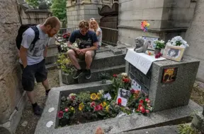 Parīze izsludina loteriju apbedīšanas vietām pie Džima Morrisona, Edītes Piafas un Oskara Vailda