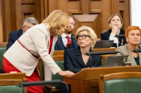 Parlamentārieši konceptuāli atbalsta partiju budžeta finansējuma iesaldēšanu uz nākamo gadu