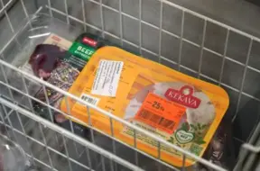 Pārtikas cenu drāma Latvijā: Ģimenes spiests atteikties no ierastajiem produktiem, jo budžeti kļūst pārāk plāni