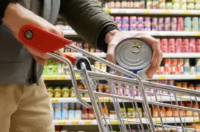 Pārtikas cenu kāpums: iedzīvotāji atteicas no ierastajiem produktiem