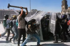 Pasaulē atbalss: paaudzes Z protesti Meksikā izraisa sadursmes un ievainojumus