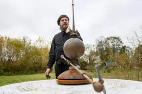 Pats savas laimes kalējs: Kā metālmākslinieks Edgars Vronskis veido laiku un mākslu