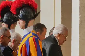 Pāvests Leo XIV un Mahmuds Abāss: kopīgais aicinājums pēc miera Gazā un divu valstu risinājuma