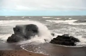 Piekrastē pūtīs stiprs vējš, gaidāmas lietusgāzes un pērkona negaiss