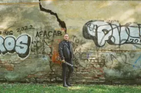 Pieredzējis, bet nezināms – Gunārs Toms laiž klajā pirmo solo singlu “Kamēr”