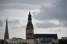 Pirmdien Latvijā gaidāms pārsvarā mākoņains laiks ar nelielu lietu