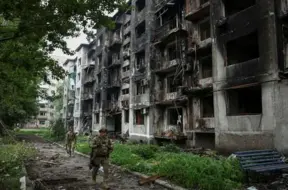 Pokrovska uz naža smaili: Krievijas izmisīgās cīņas par stratēģisko punktu Ukrainas austrumos