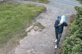 Policija Rīgā meklē kungu, kas Emmas ielā izmeta būvniecības atkritumu maisu