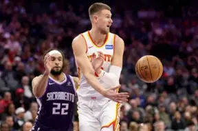 Porziņģis dāļā piespēles un uzliek "jumtu" lietuviešu draugam Sabonim Atlantas "Hawks" uzvarā pār "Kings"