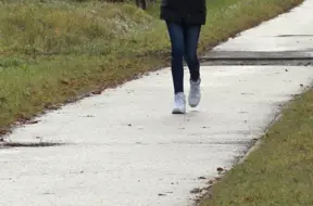 Pusaudžu klaiņošana pārrobežu: Valkas un Valgas pieredze atgādina par nepieciešamību pēc pastiprinātas uzmanības