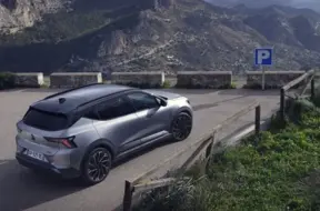 Renault plāno drosmīgu atgriešanos pie iekšdedzes motoriem, pielāgojoties tirgus tendencēm