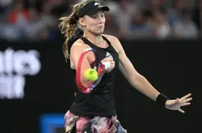 Ribakina triumfē WTA Finals vienspēlēs, Kudermetova un Mertensa pārliecinošas dubultspēlēs