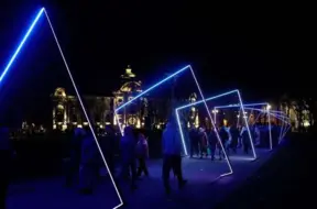 Rīga Iegrimst Gaismu Valstībā: "Staro Rīga" Aizrauj Ar Mākslu un Svētku Atmosfēru