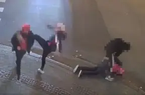 Rīgā agresīvi jaunieši piekauj un aplaupa ārzemnieku; policija meklē aizbēgušos