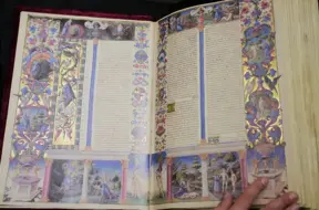 Rīgā apskatāma renesanses Bībele, ko dēvē par "Mona Lizas" apgaismotos manuskriptus