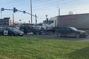 Rīgā avārijā iekļuvusi Valsts policijas automašīna, kas devās uz izsaukumu