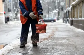 Rīgā iedzīvotājiem ziemā bez maksas izsniegs smiltis ietvju kaisīšanai