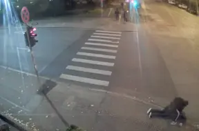 Rīgā jaunieši piekāvuši un aplaupījuši ārzemnieku – "Degpunktā" atklāj nozieguma detaļas