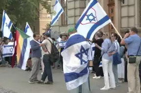 Rīga kļūst par globālā konflikta atspulgu: divi piketi, stingra policija un smagās emocijas
