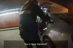 Rīgā naktī atrasta klaiņojoša meitene; māte – stiprā alkohola reibumā