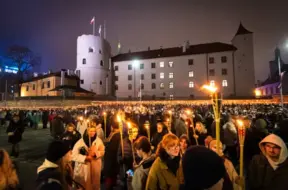 Rīgā noticis iespaidīgs lāpu gājiens; svinīgi godināti Latvijas varoņi pie Rīgas pils