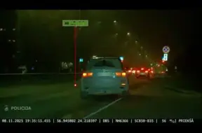 Rīgā notiek spraiga pakaļdzīšanās: 1,43 promiļu reibumā braucošs vadītājs mēģina bēgt no policijas
