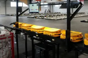 Rīgā sāk darboties robotizēta pakešu šķirošanas līnija