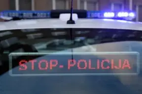 Rīgā satiksmes negadījumā uz izsaukumu steigušies policisti guvuši traumas