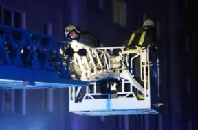 Rīgā ugunsgrēks Brīvības ielā: desmitiem cilvēku evakuēti, Aknīstē glābta dzīvība