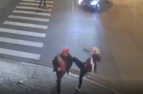 Rīgas centrā brutāli piekauts un aplaupīts ārzemju pilsonis; policija operatīvi aiztur uzbrucējus