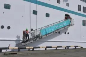 Rīgas ostā piestāj iespaidīgais kruīza kuģis "Aidaprima" uz Valsts svētkiem