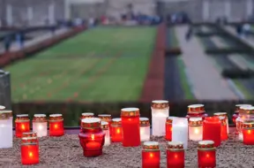 Rīgas pašvaldība aicina saudzēt brīvības cīnītāju piemiņas vietas no sveču bojājumiem