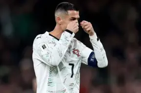 Ronaldu zaudē savaldību Pasaules kausa kvalifikācijā: sarkano kartīti un dusmas pret pretinieku