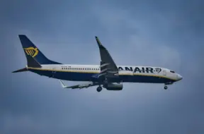 Ryanair jaunie iekāpšanas noteikumi sanikno pasažierus: papīra biļetes aizliegtas, draud sodi