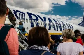 Ryanair stingrina iekāpšanas kārtību: Papīra kartes vairs nav pieņemtas
