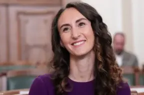 Saeima apstiprina Karinu Palkovu tiesībsarga amatā ar plašu deputātu atbalstu