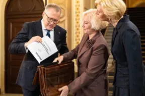 Saeimas izdevumi 2026. gadā sasniegs 40 miljonus eiro; deputāti aicina uz lielāku taupību