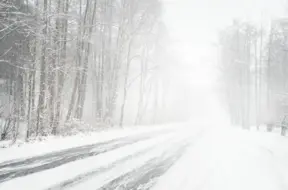 Sāk iztiesāt lietu par nosalušā zēna nāvi: apsūdzēta ir zīdaiņa māte
